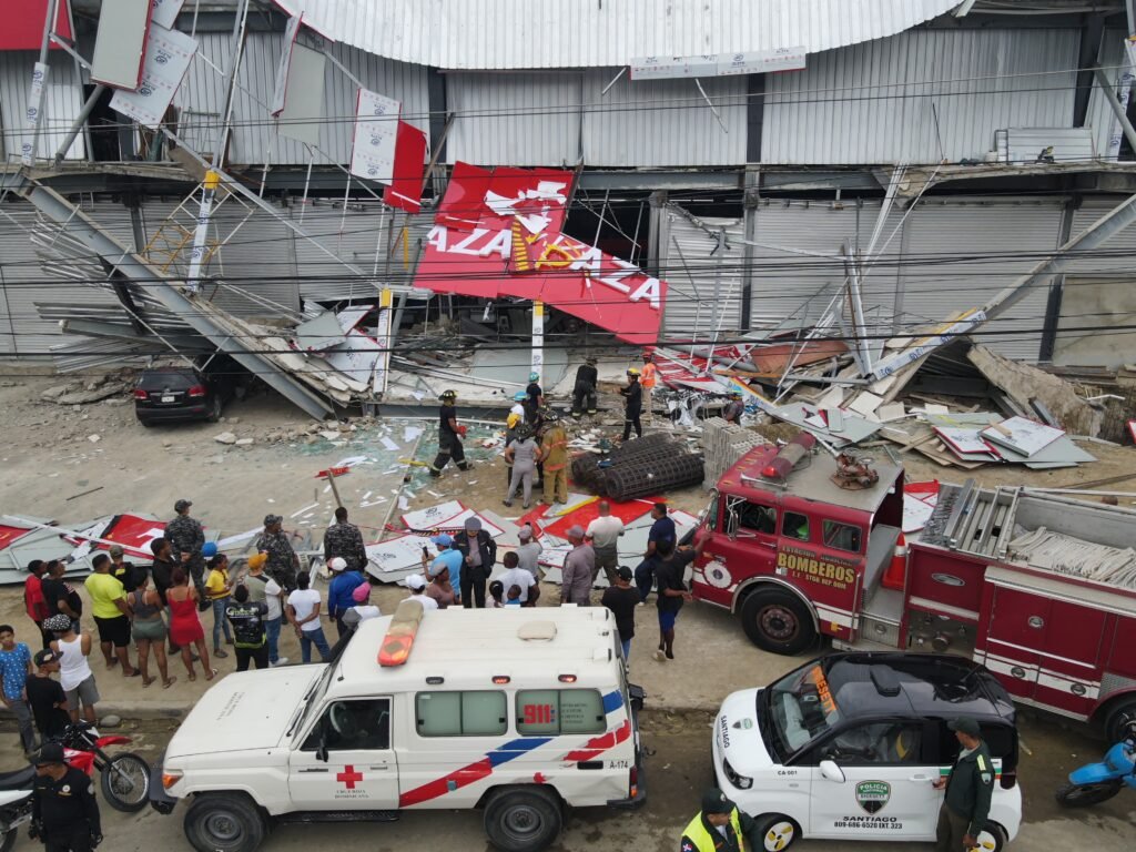 Sistema 911 coordina rescate tras derrumbe en local comercial de Santiago