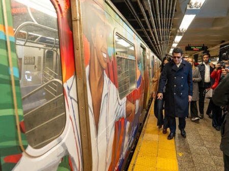Ministro Collado lanza la nueva ruta promocional en la Línea A del tren en Nueva York.