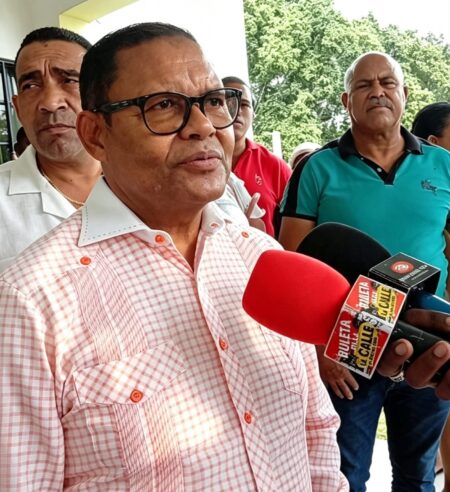 Quevedo lleva apoyo educativo a miles de estudiantes de Elías Piña